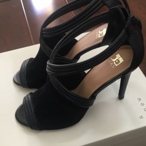 Joe’s brand blk leather heeled sandal.Heel is 4in.